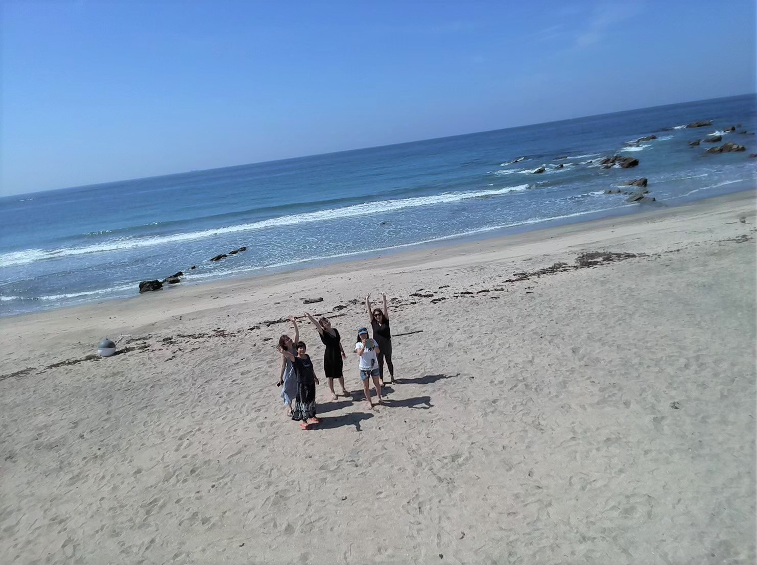 手のひらサイズのドローンで 海沿いを散歩しながら空撮デビュー 暮らしとくるま