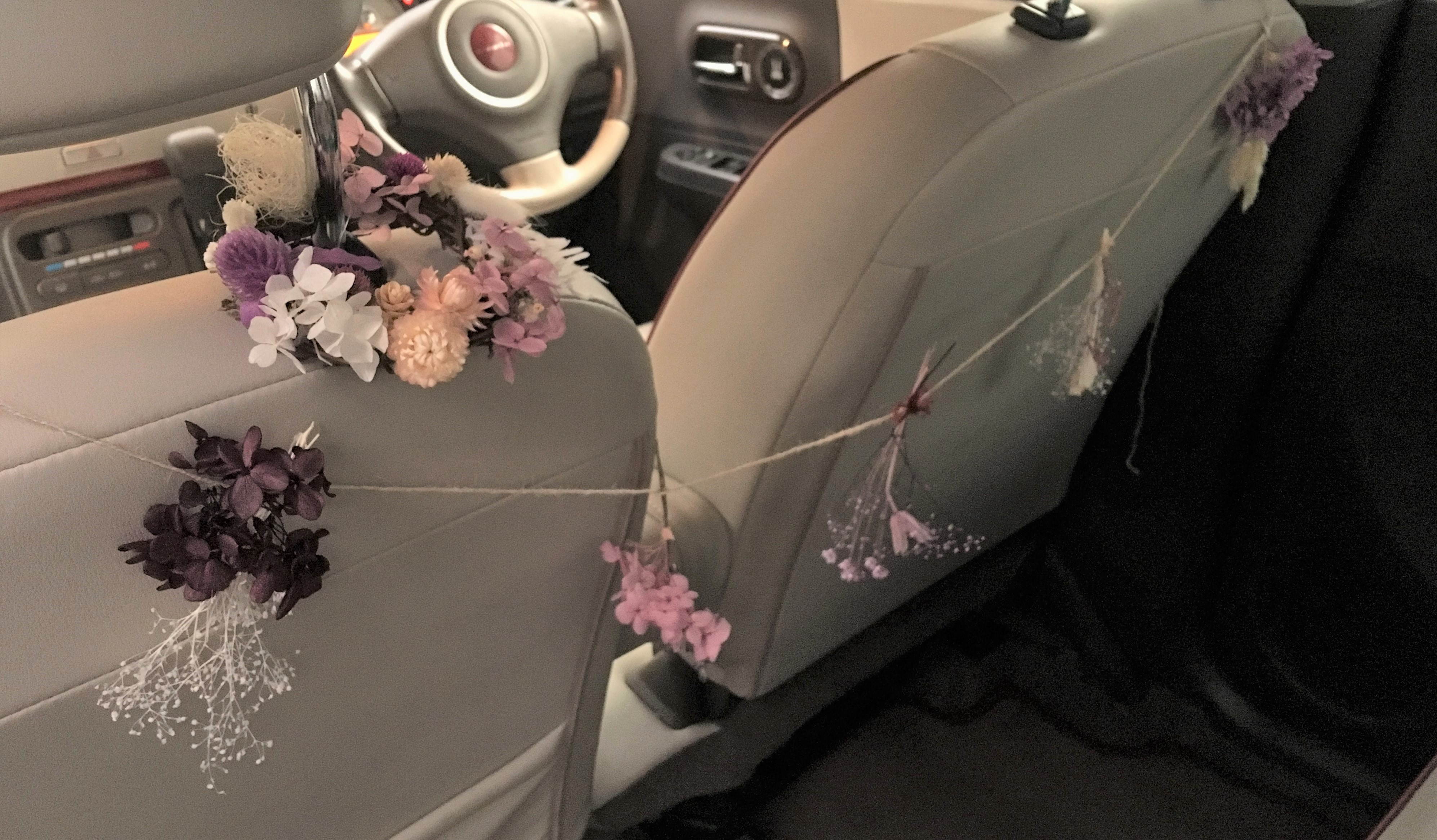 車内にドライフラワーのガーランドを飾ってナチュラルな雰囲気に 暮らしとくるま 車内にドライフラワーのガーランドを飾ってナチュラルな雰囲気に 暮らしとくるま