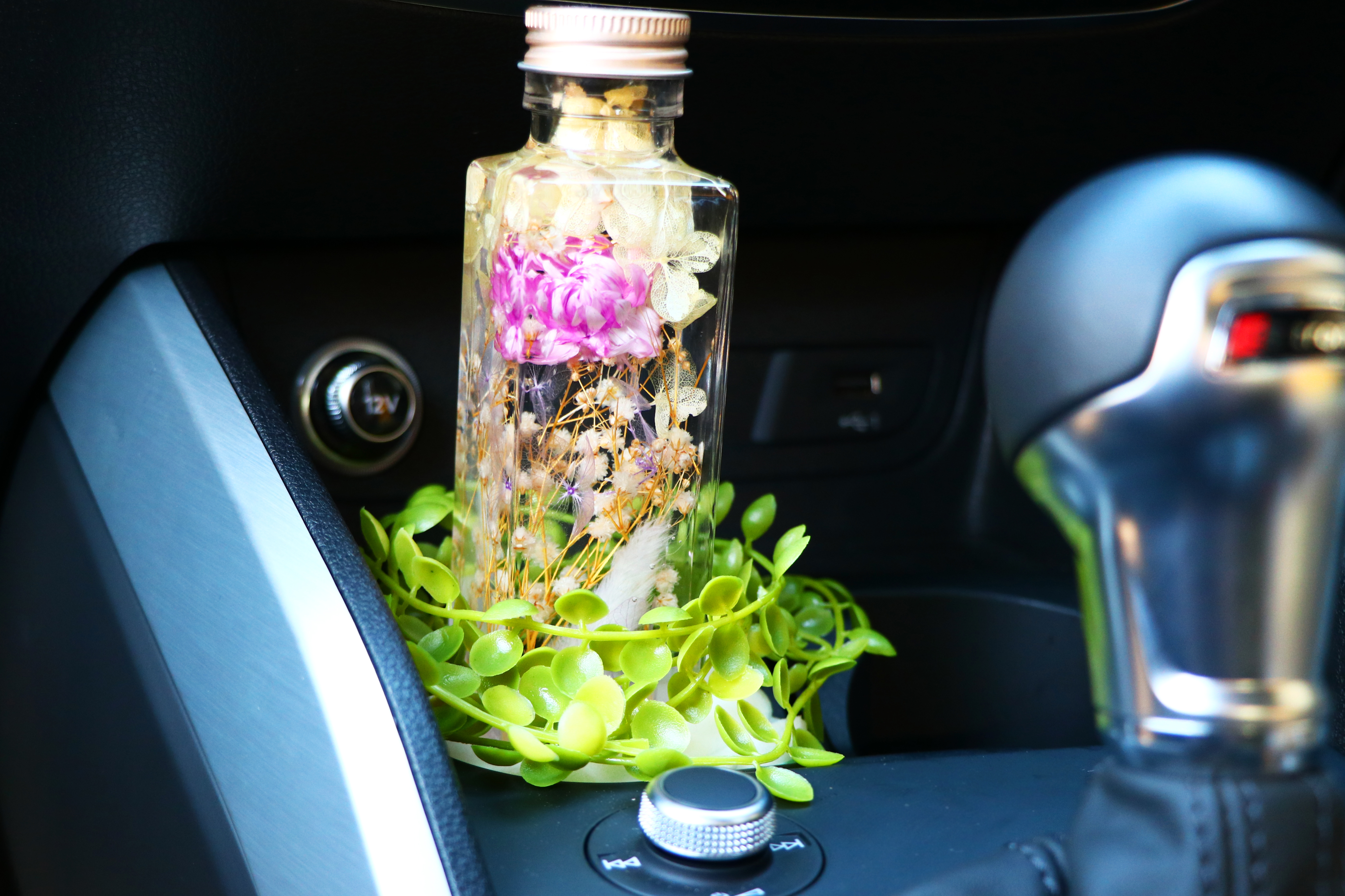 手づくりハーバリウムで クルマの中をおしゃれに演出 暮らしとくるま