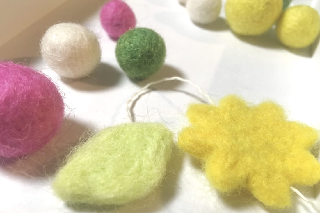 ゆらゆら羊毛フェルトのモビールでクルマの中に春を呼ぶ 暮らしとくるま