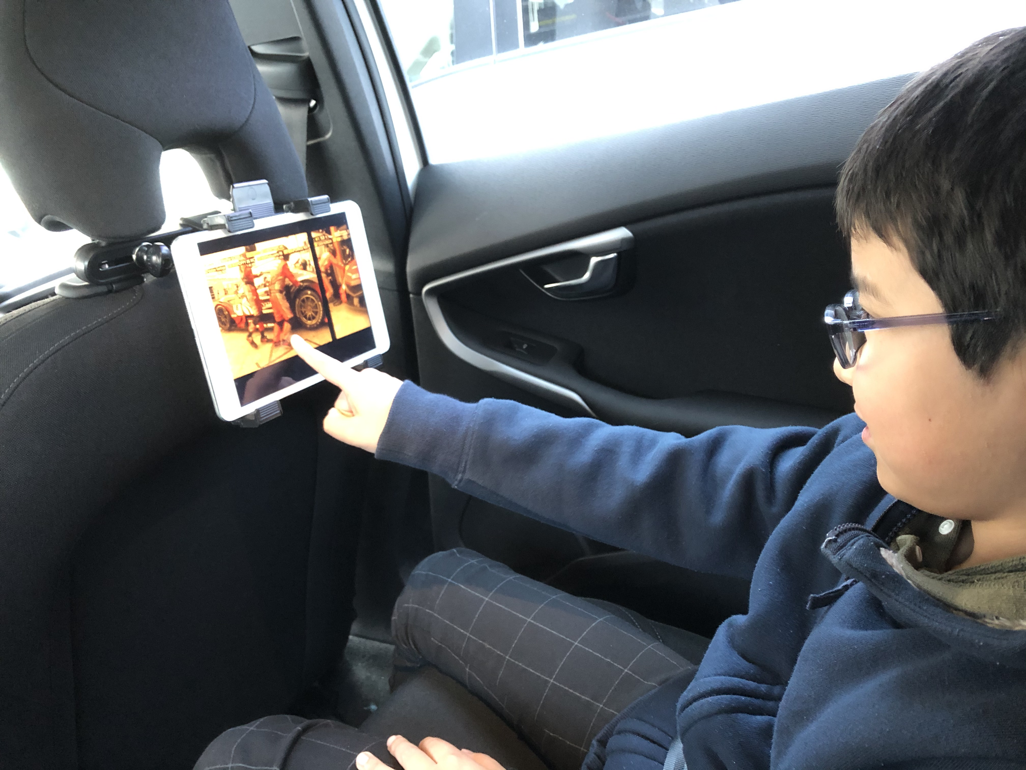 タブレットホルダーでクルマの中も動画を楽しむ おすすめロングドライブグッズ 暮らしとくるま タブレットホルダーでクルマの中も動画を楽しむ おすすめロングドライブグッズ 暮らしとくるま