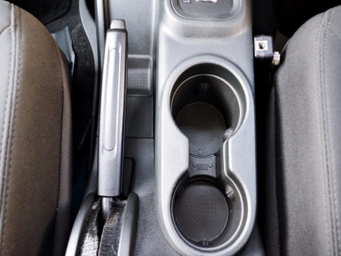 あれ スマホはどこ すきまポケットを使って大切な小物の行方不明を防ごう 暮らしとくるま