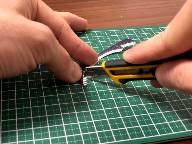 カッターで切る
