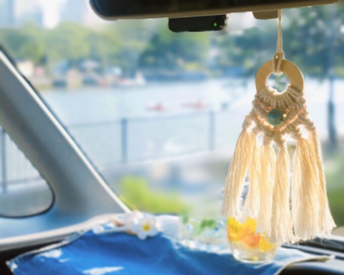マクラメ編みでつくるドリームキャッチャー 車内に飾って夏気分 暮らしとくるま マクラメ編みでつくるドリームキャッチャー 車内に飾って夏気分 暮らしとくるま