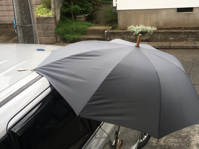 雨の日に濡れないためには クルマの乗り降り方法と運転便利グッズ 暮らしとくるま