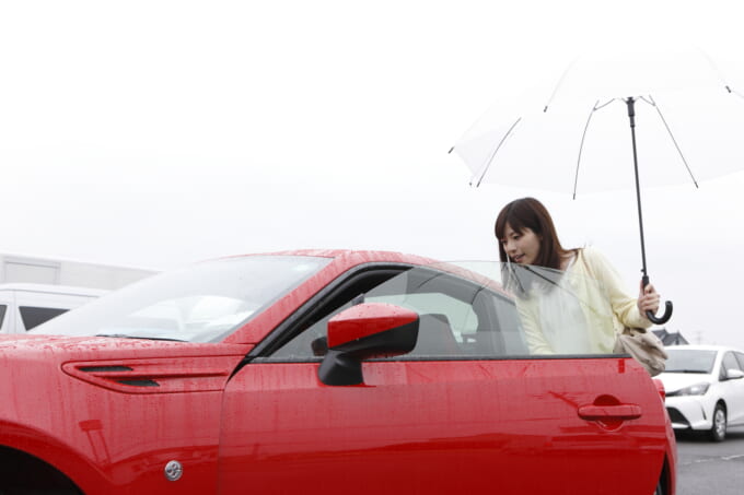 雨の日に濡れないためには クルマの乗り降り方法と運転便利グッズ 暮らしとくるま