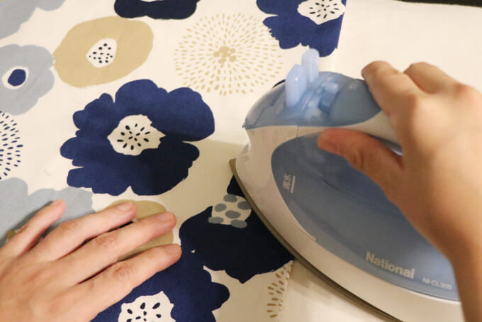 007アイロンで端を抑える