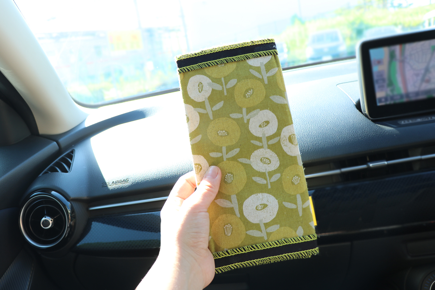 縫わずに布用両面テープでdiy 自慢したくなるスリムな車検証入れのつくり方 暮らしとくるま