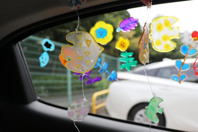 ゆらゆら揺れるプラバンモビールで 車内をほっこりやさしい空間に 暮らしとくるま