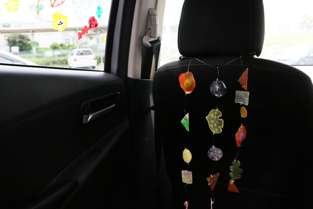 ゆらゆら揺れるプラバンモビールで 車内をほっこりやさしい空間に 暮らしとくるま