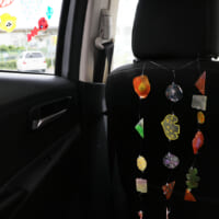 お気に入りの缶バッジをクルマに飾る 小さなタペストリーづくり 暮らしとくるま