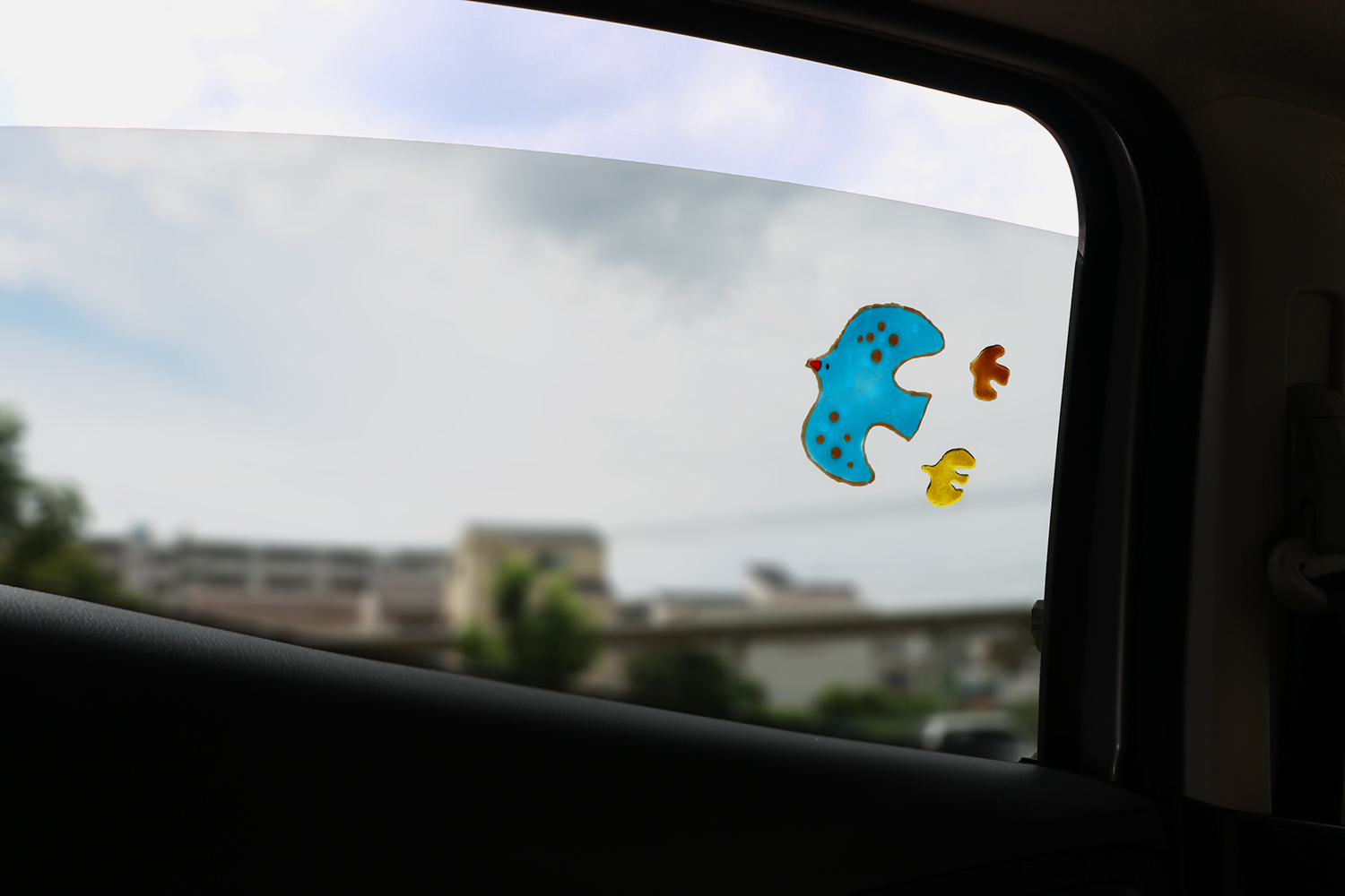 貼ってはがせるガラス絵の具で、後部座席の窓ガラスに北欧風デコ