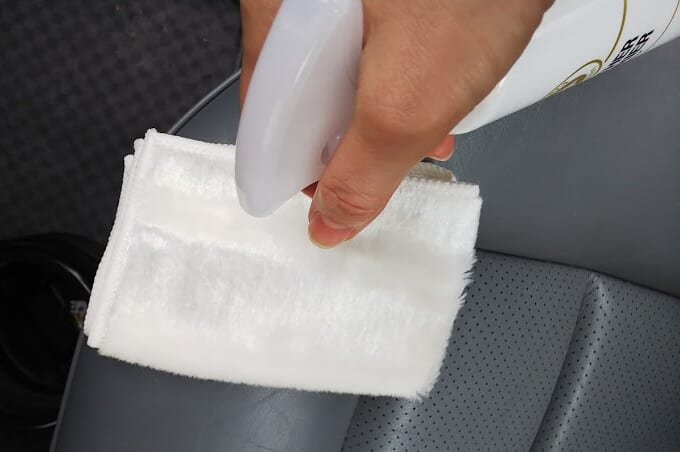 本革シートのキレイをキープ これ1本で撥水 防汚 ツヤ出しまで 暮らしとくるま