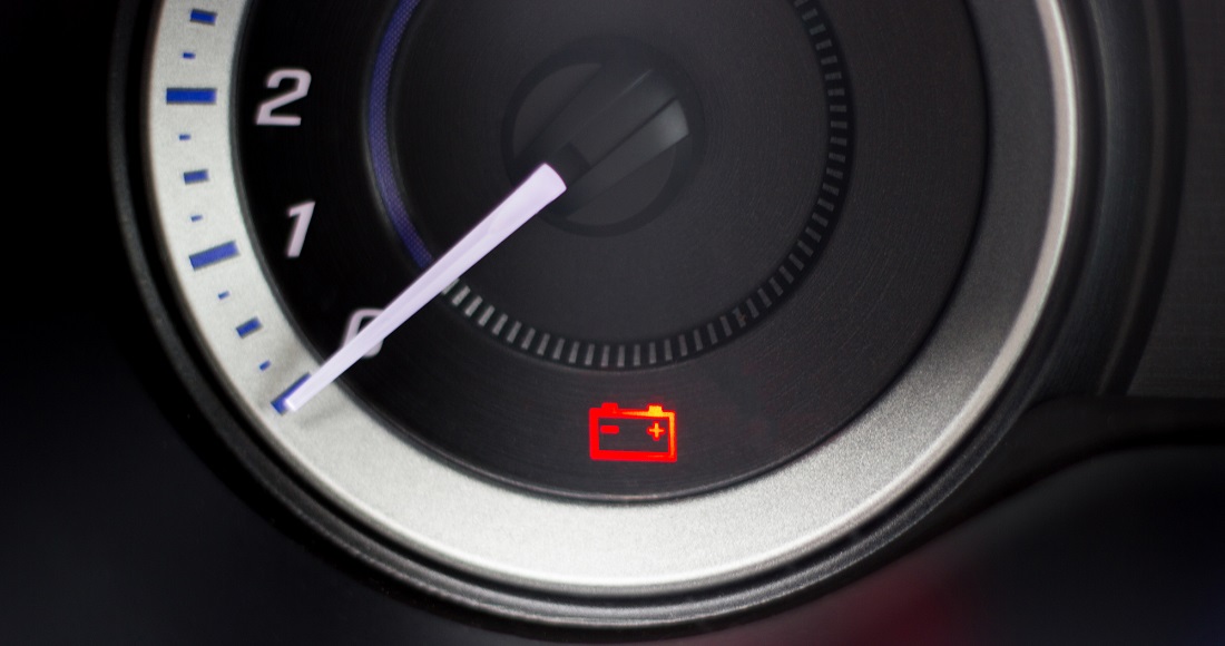 赤い「バッテリー警告灯（充電警告灯）」が点灯！ 原因と対処法