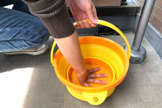 スッキリ収納できる折りたたみバケツ 使い方次第で活用シーンが広がる優れモノ 暮らしとくるま