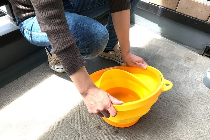 スッキリ収納できる折りたたみバケツ 使い方次第で活用シーンが広がる優れモノ 暮らしとくるま