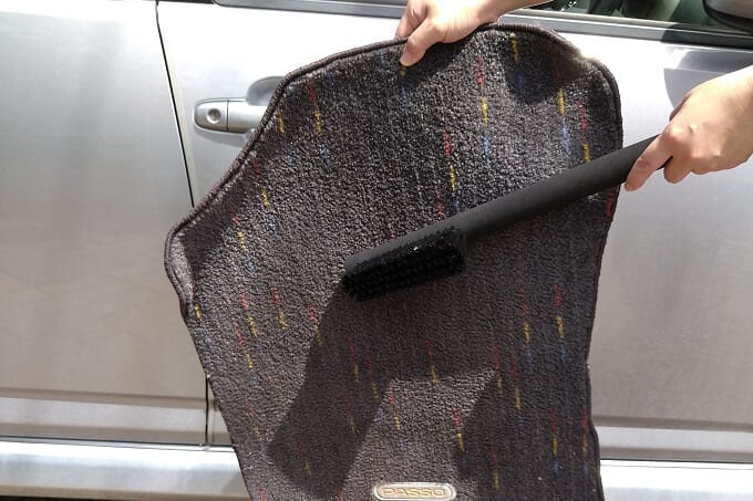 フロアマットってどう掃除してる 1つ3役の専用ブラシで車内をきれいに 暮らしとくるま