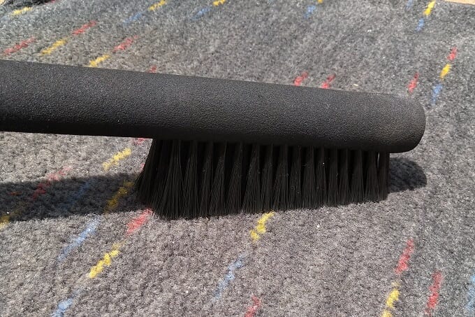 フロアマットってどう掃除してる 1つ3役の専用ブラシで車内をきれいに 暮らしとくるま