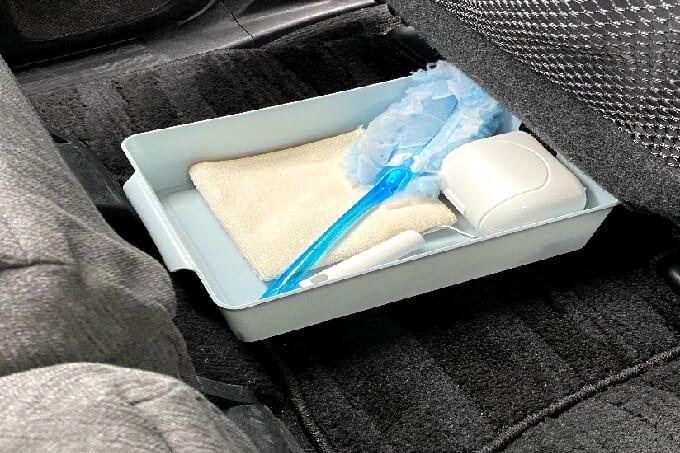 シート下収納で車内スッキリ 100均のケースを活用しよう 暮らしとくるま シート下収納で車内スッキリ 100均のケースを活用しよう 暮らしとくるま