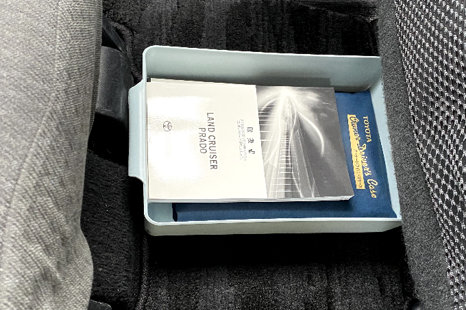 シート下収納で車内スッキリ 100均のケースを活用しよう 暮らしとくるま