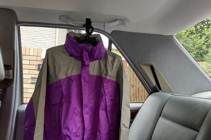 クルマ用ハンガーひとつで上着のシワ防止に 車中泊やロングドライブにも 暮らしとくるま