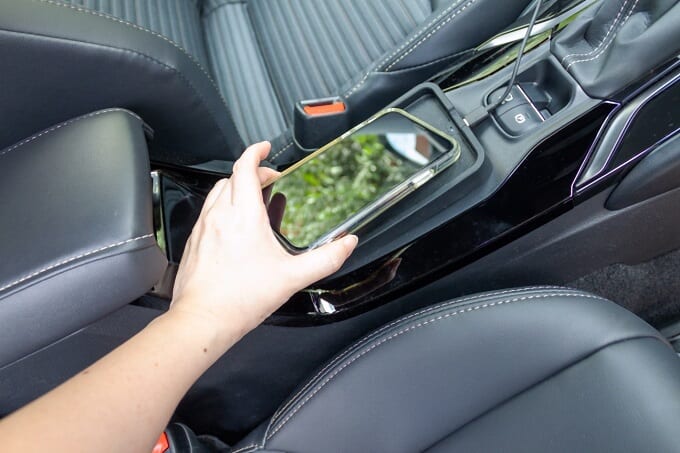 ケーブルの抜き差し不要！ 置けば充電できる「ワイヤレス充電トレイ 