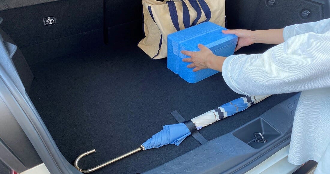 車内の置き傘をすっきり収納 面ファスナーで固定するアイデア 暮らしとくるま 車内の置き傘をすっきり収納 面ファスナーで固定するアイデア 暮らしとくるま