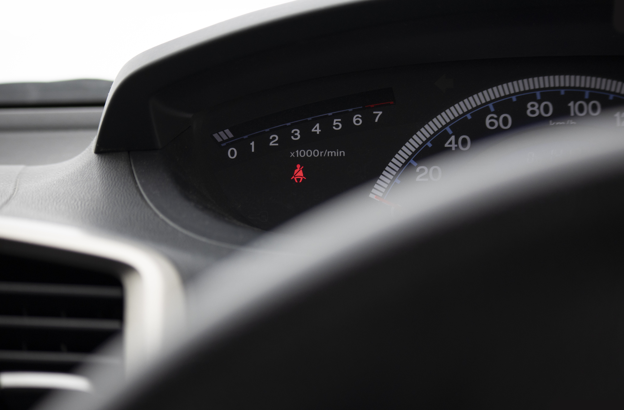 シートベルトの締め忘れ シートベルト非装着警告灯 が点灯したときの原因 対応 暮らしとくるま