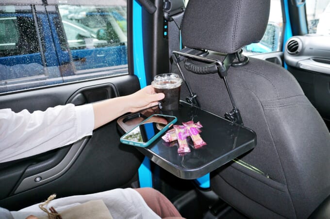 クルマにくつろぎ時間が生まれる 取り付け簡単な車内テーブル 暮らしとくるま