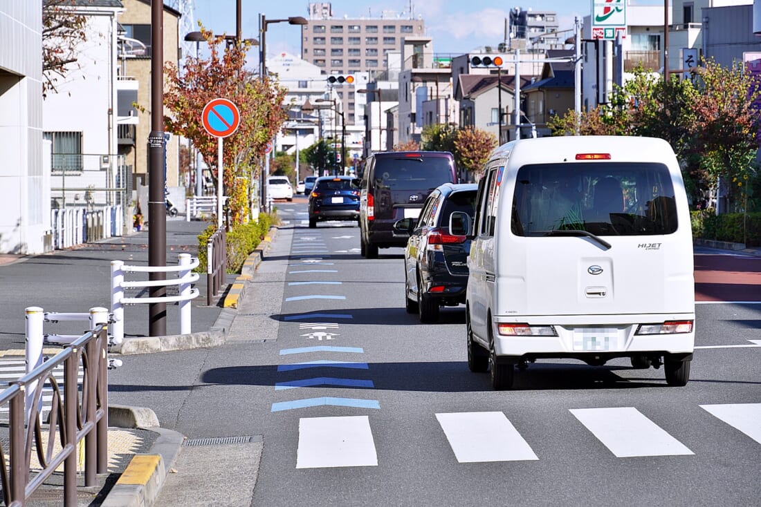 車道に描かれている「自転車ナビマーク」と「自転車ナビライン」の意味は？ | 暮らしとくるま