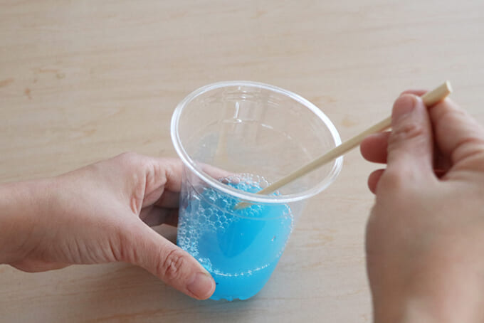 02洗濯糊と水を混ぜる