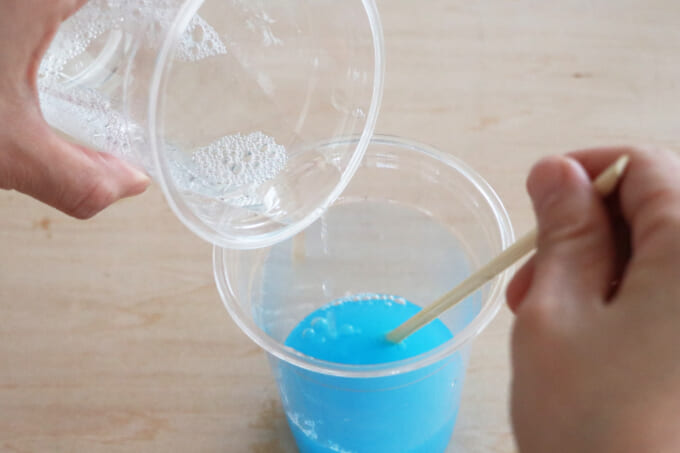 03ちょっとずつホウ砂水を混ぜる