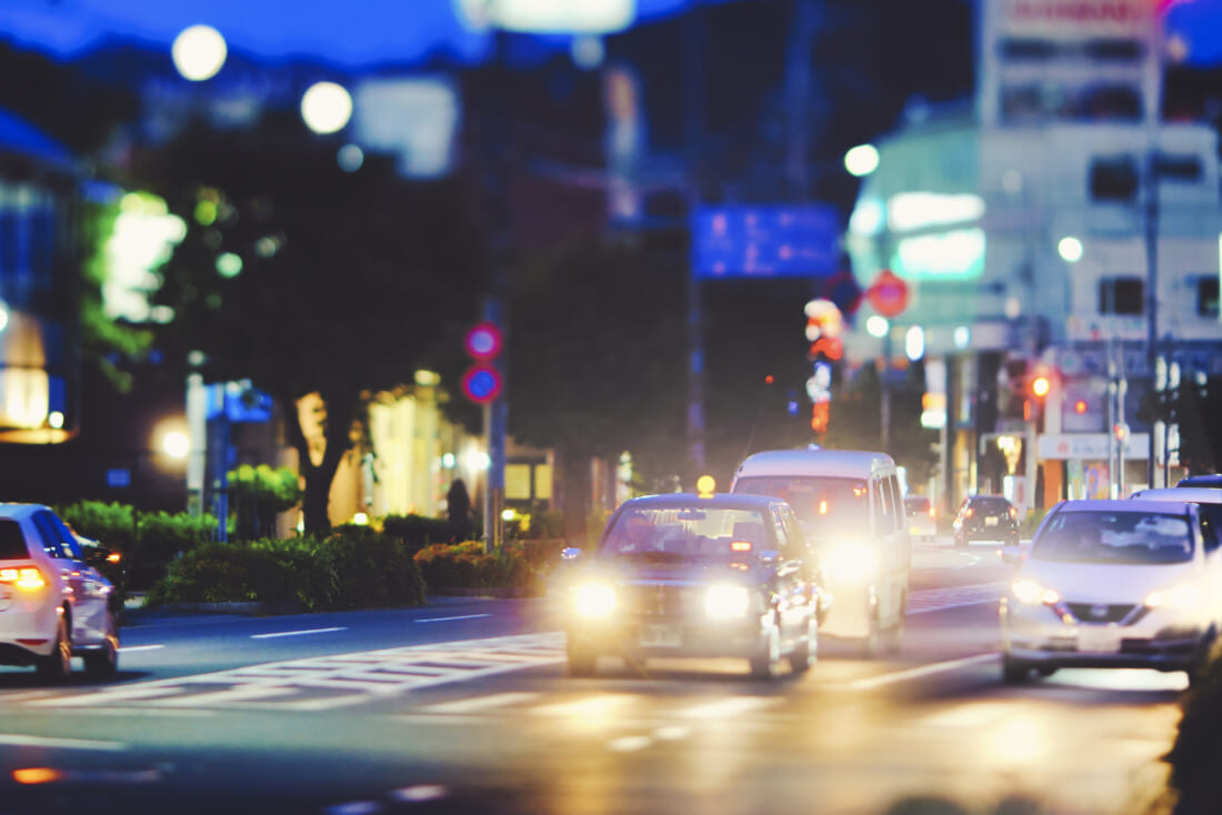 夜の交通道路