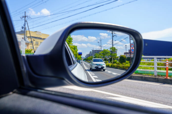 バックミラーの正しい使い方をおさらいして、安全・快適に運転しよう 