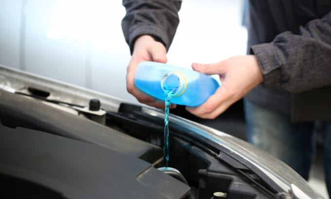 Male serviceman hands pouring blue washer