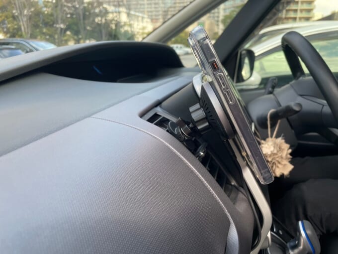 クルマに装着した写真（スマホあり側面）