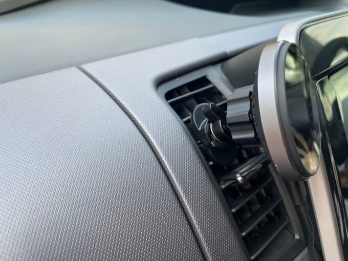 クルマに装着した写真（スマホ無し）