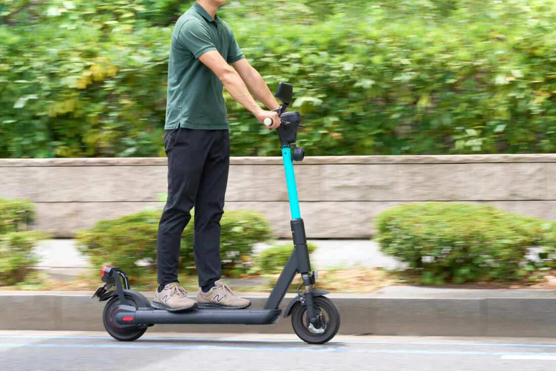 電動キックボードで走行する男性