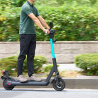 電動キックボードで走行する男性