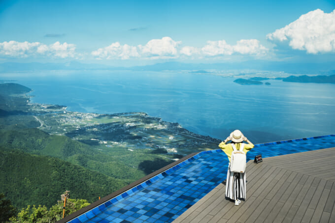 びわ湖テラスと旅行者
